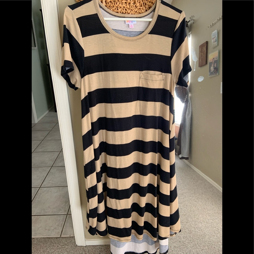 96% Polyester and 4% spandex LulaRoe dress
